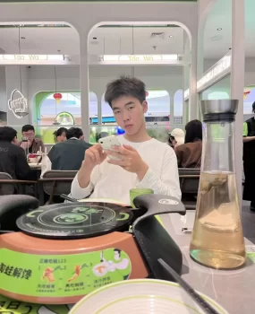 刚大学毕业的,185小哥哥