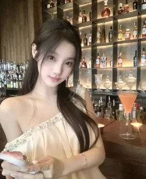 文静雪丽迷人小美女