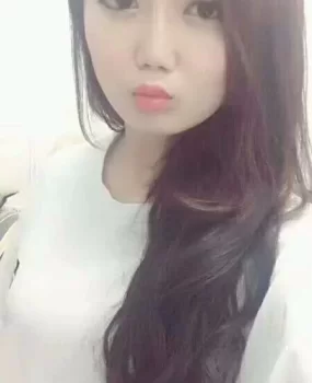 平胸长腿小浪女