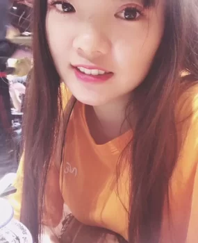 一个娇小的萝莉,胸控跟服务控的就算了~