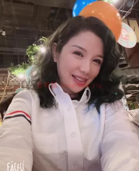 轻熟女，身材保持的很好，水暴多